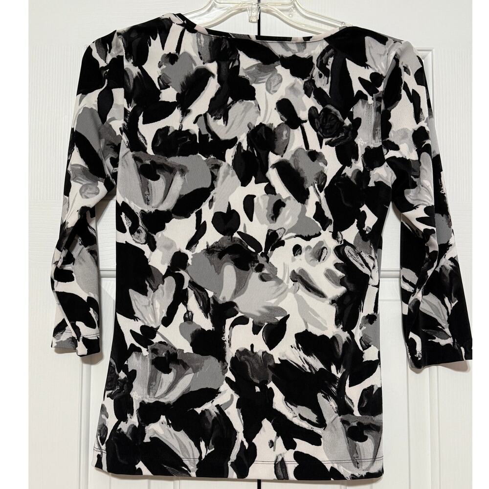 Chico's Easywear Black, White, and Gray Printed Top, Size 0/S - Picture 2 of 4